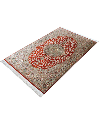 Tappeto artigianale Qom 152x97cm colori rosso, blu e beige in camera da letto