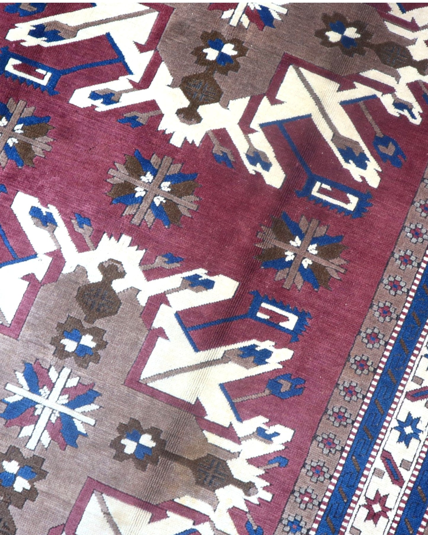Tappeto Carcuzo 246x180 cm rosso e beige, ideale per aggiungere lusso a soggiorni.