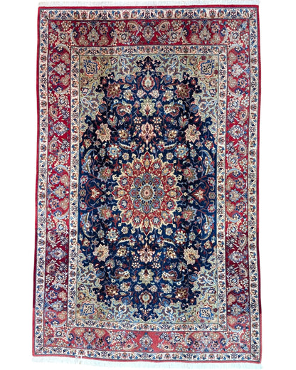 Tappeto blu e rosso con medaglione 247x156 cm per spazi raffinati.