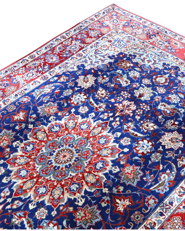 Tappeto blu e rosso con medaglione 247x156 cm per spazi raffinati.