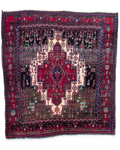 Tappeto persiano 147x130 cm rosso con medaglione geometrico in soggiorno elegante