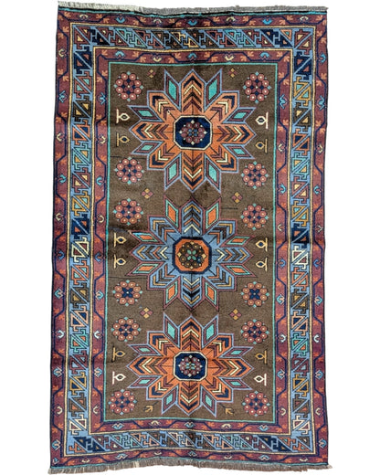 Tappeto Caucaso Antico 188x115 cm annodato a mano con tre medaglioni stellati e motivi geometrici tribali.
