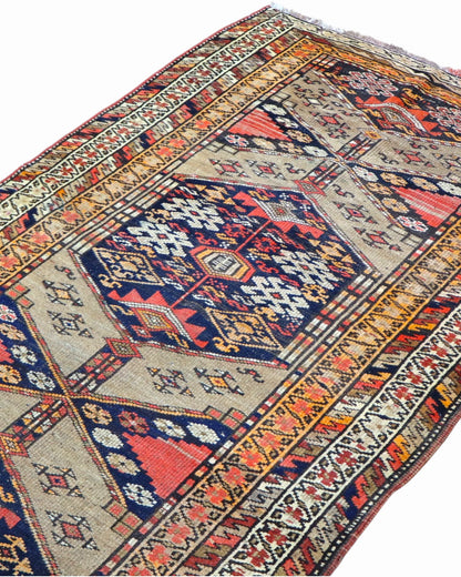 Tappeto Zanjan Antico 268x123 cm in lana con motivi tribali e bordure ornamentali nei toni del blu e rosso.
