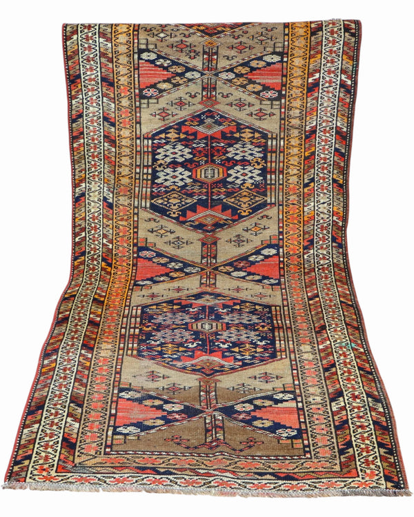 Tappeto Zanjan Antico 268x123 cm annodato a mano con tre medaglioni geometrici su fondo beige.