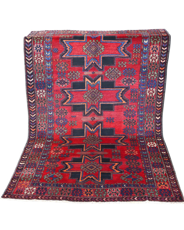 Tappeto Hamadan 214x131 cm in lana annodata a mano, con motivi a stelle geometriche su fondo rosso e cornice tribale.