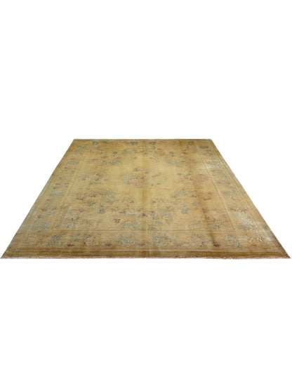 Tappeto in seta cinese 297x243 cm con fondo avorio e motivi floreali in tonalità pastello, tramato ed annodato a mano.