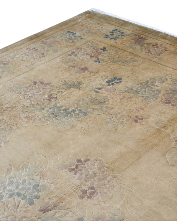 Tappeto in seta cinese 297x243 cm con fondo avorio e motivi floreali in tonalità pastello, tramato ed annodato a mano.