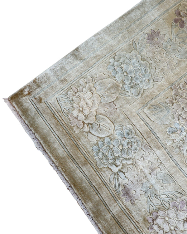 Tappeto in seta cinese 297x243 cm con fondo avorio e motivi floreali in tonalità pastello, tramato ed annodato a mano.