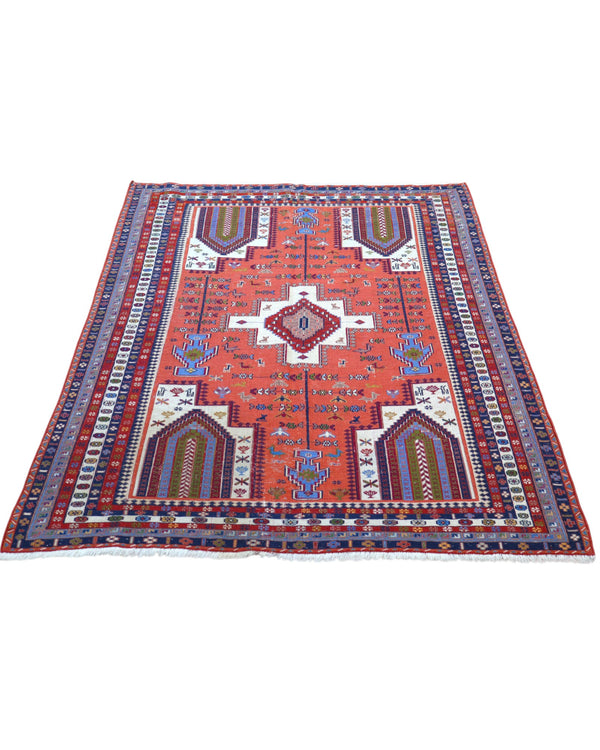 Tappeto Kilim 180x125 cm persiano tessuto a mano, con motivi geometrici tribali e medaglione centrale su fondo rosso mattone.