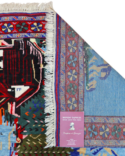 Tappeto Senneh persiano 167x134 cm, annodato a mano, con scena paesaggistica di villaggio, alberi, lago e montagne.