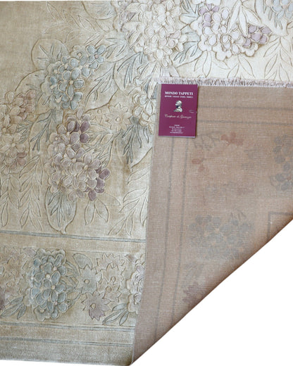 Tappeto in seta cinese 297x243 cm con fondo avorio e motivi floreali in tonalità pastello, tramato ed annodato a mano.