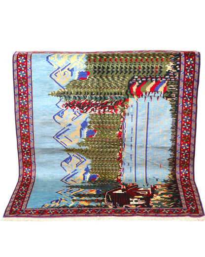 Tappeto Senneh persiano 167x134 cm, annodato a mano, con scena paesaggistica di villaggio, alberi, lago e montagne.