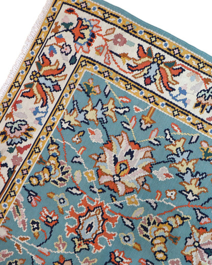 Tappeto Kilim Turco 290x200 cm con fondo azzurro, motivi floreali e geometrici multicolori, tramato ed annodato a mano.