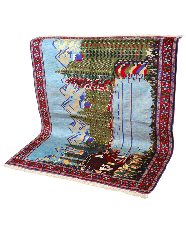 Tappeto Senneh persiano 167x134 cm, annodato a mano, con scena paesaggistica di villaggio, alberi, lago e montagne.