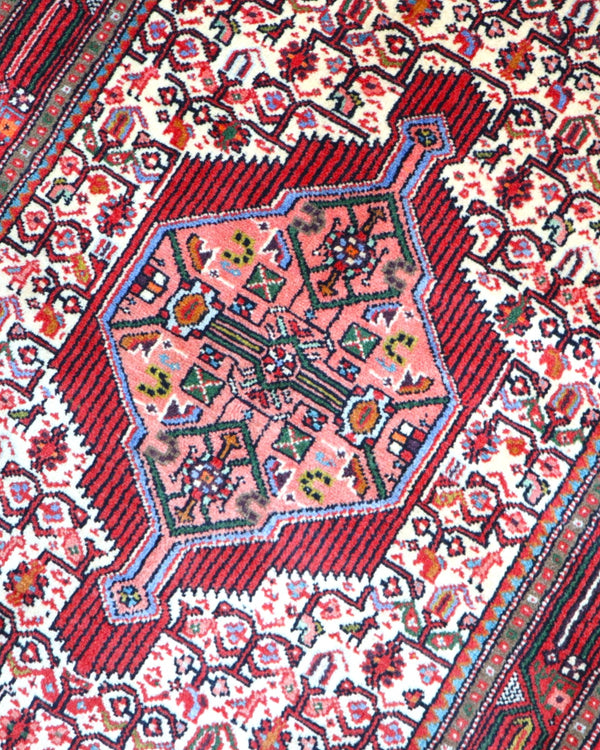 Tappeto Hamedan geometrico beige e rosso 158x108 cm in camera da letto
