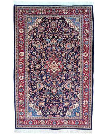 Tappeto Saruk, annodato a mano, 210 x 135 cm, fondo blu con disegno decorativo.