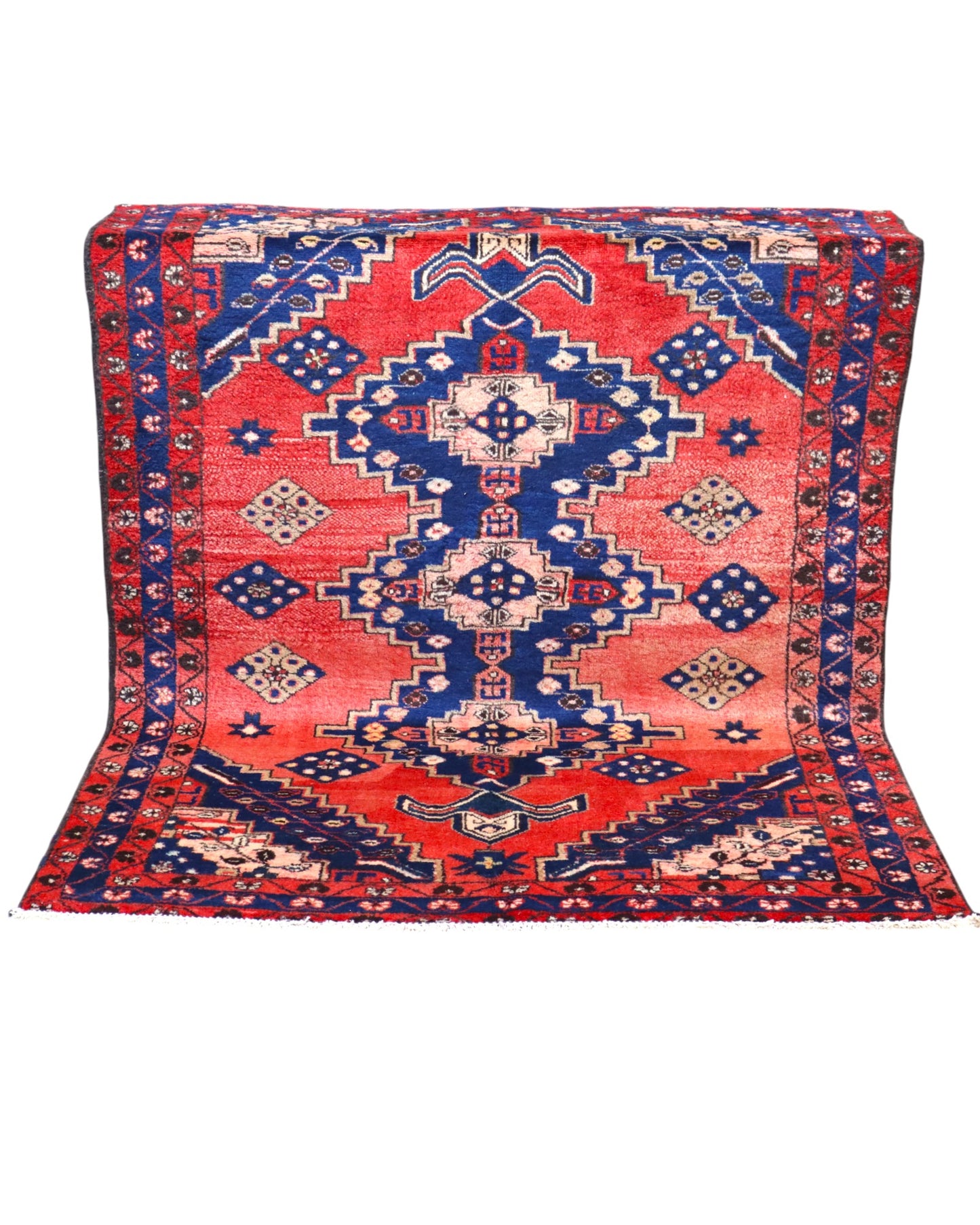 Tappeto 190x150 cm blu scuro e rosso con medaglione per camera accogliente.
