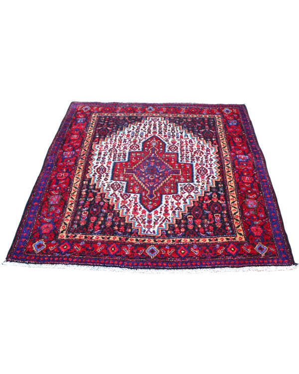 Tappeto Sanneh rosso 138x130 cm con disegno tradizionale in salotto