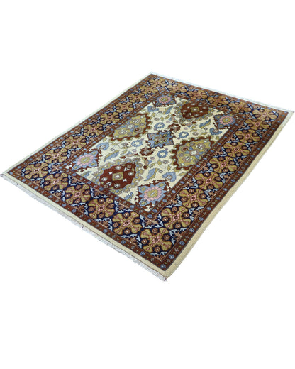 Tappeto Kashmir 159x130 cm in seta e lana, con motivi floreali su fondo avorio e cornice blu e oro, annodato a mano.