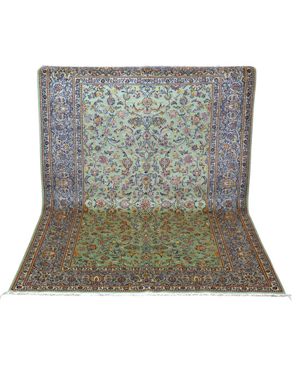 Tappeto Kashan, annodato a mano, 216 x 150 cm, fondo verde con disegno decorativo.