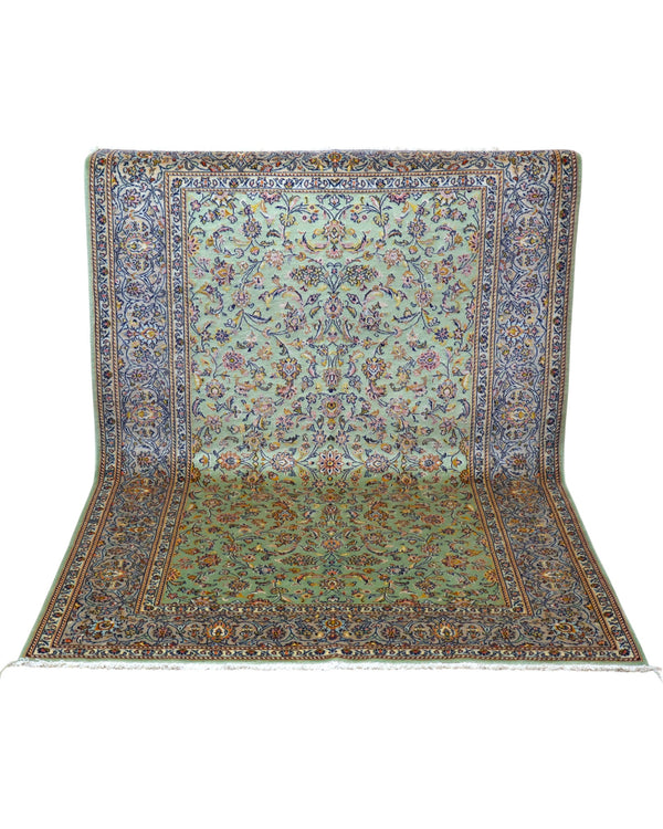 Tappeto Kashan, annodato a mano, 216 x 150 cm, fondo verde con disegno decorativo.