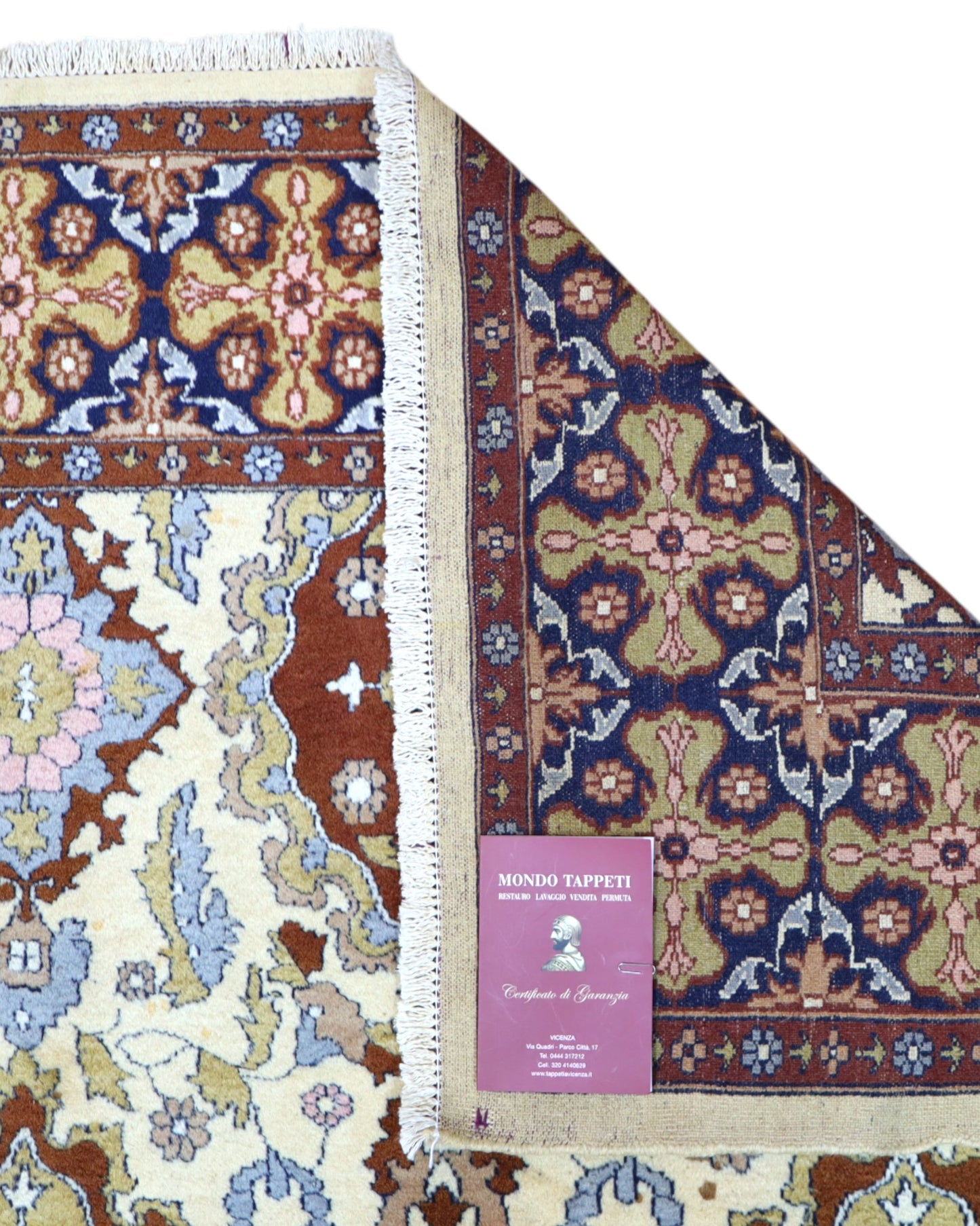 Tappeto Kashmir 159x130 cm in seta e lana, con motivi floreali su fondo avorio e cornice blu e oro, annodato a mano.