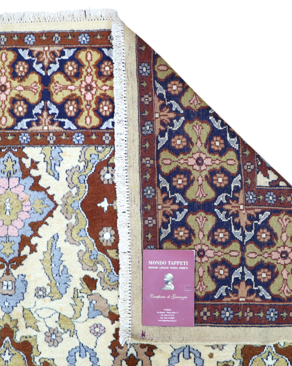 Tappeto Kashmir 159x130 cm in seta e lana, con motivi floreali su fondo avorio e cornice blu e oro, annodato a mano.