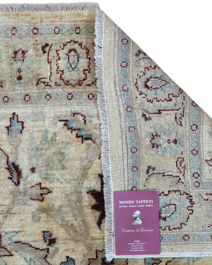 Tappeto Ziegler 182x125 cm con fondo beige e motivi floreali marroni e azzurri, tramato ed annodato a mano, provenienza Afghanistan.