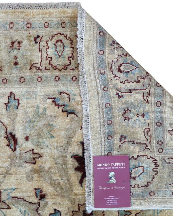 Tappeto Ziegler 182x125 cm con fondo beige e motivi floreali marroni e azzurri, tramato ed annodato a mano, provenienza Afghanistan.
