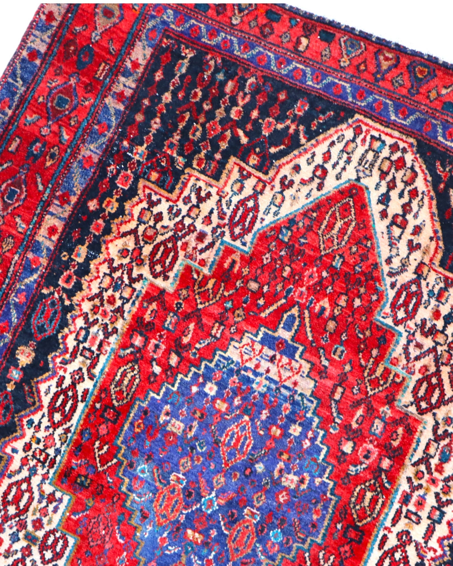 Tappeto Senneh 176x146 cm annodato a mano, con medaglione centrale blu e motivi geometrici su fondo rosso e avorio.