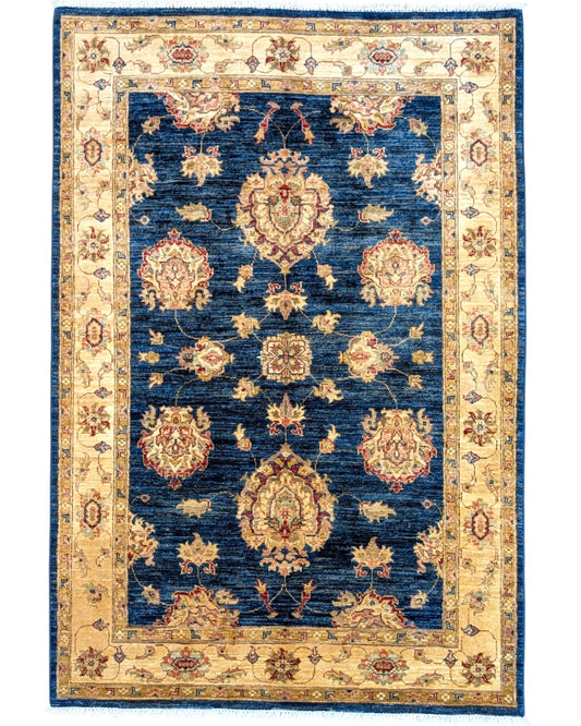 Tappeto Ziegler 178x122 cm con motivo floreale su fondo blu scuro e bordura beige, ideale per arredamenti eleganti.