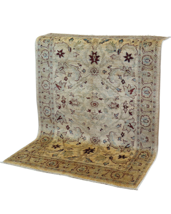 Tappeto Ziegler 182x125 cm con fondo beige e motivi floreali marroni e azzurri, tramato ed annodato a mano, provenienza Afghanistan.