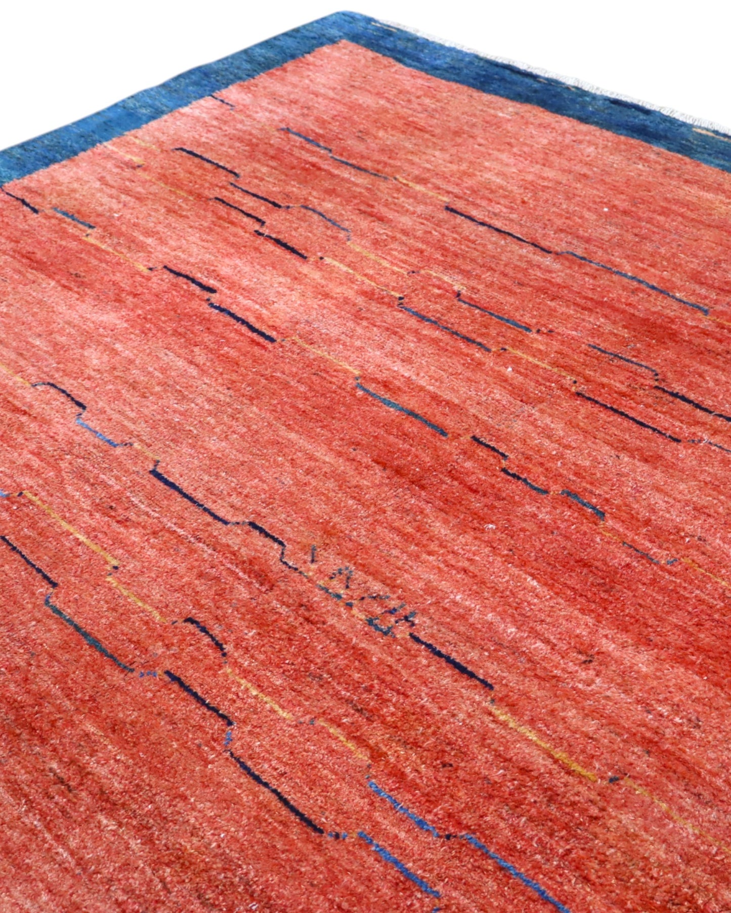 Tappeto Gabbeh persiano 268x229 cm con fondo rosso, bordo blu e dettagli lineari, tramato ed annodato a mano.