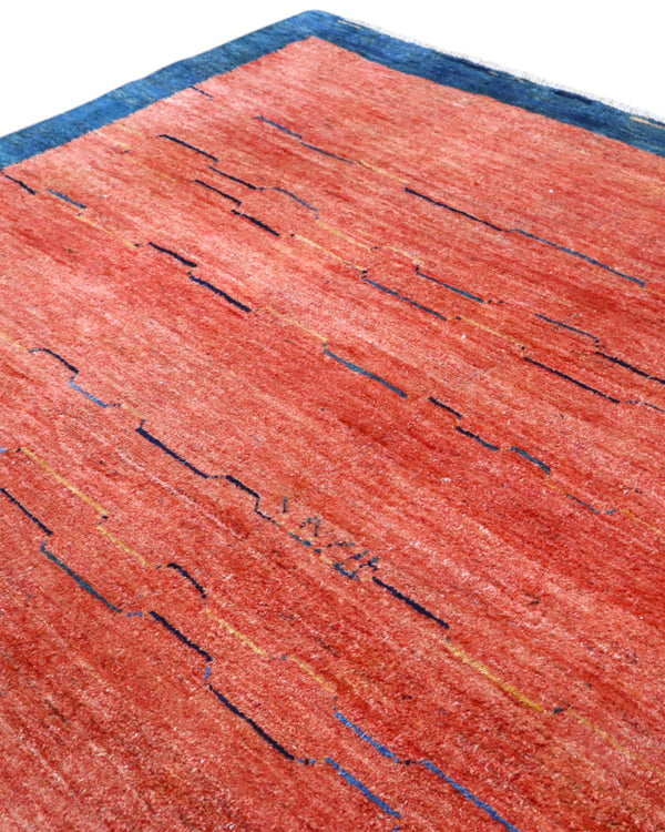 Tappeto Gabbeh persiano 268x229 cm con fondo rosso, bordo blu e dettagli lineari, tramato ed annodato a mano.