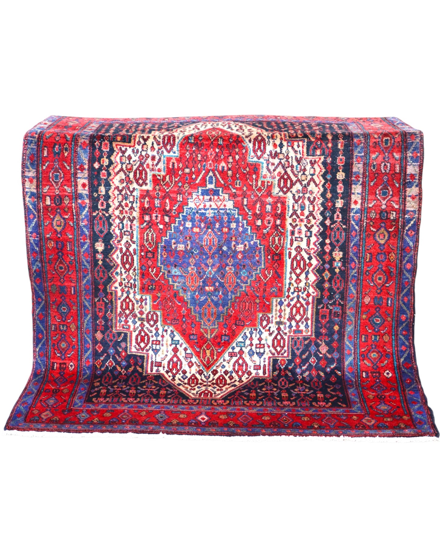 Tappeto Senneh 176x146 cm annodato a mano, con medaglione centrale blu e motivi geometrici su fondo rosso e avorio