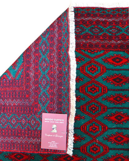 Tappeto Bukhara 172x126 cm annodato a mano, con motivi geometrici gul su fondo verde smeraldo e cornice rossa.