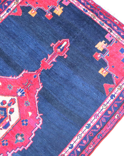 Tappeto Hamedan 200x119 cm, annodato a mano, con medaglione geometrico rosso, fondo blu notte e dettagli arancio.