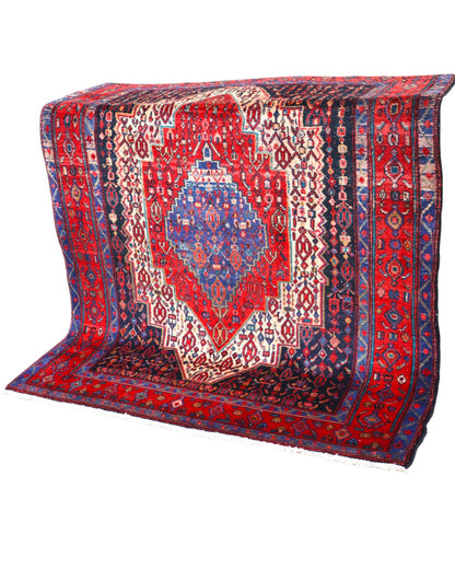 Tappeto Senneh 176x146 cm annodato a mano, con medaglione centrale blu e motivi geometrici su fondo rosso e avorio.