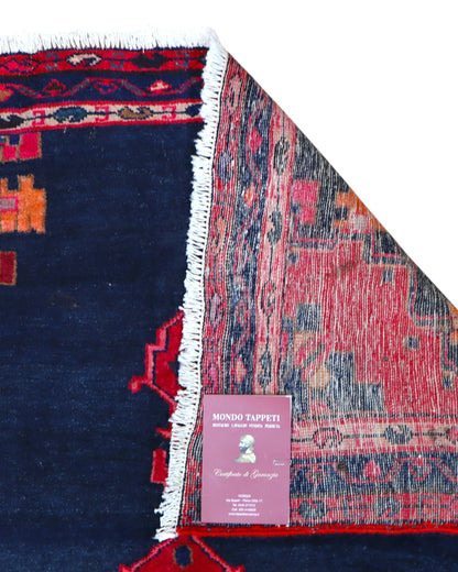 Tappeto Hamedan 200x119 cm, annodato a mano, con medaglione geometrico rosso, fondo blu notte e dettagli arancio.