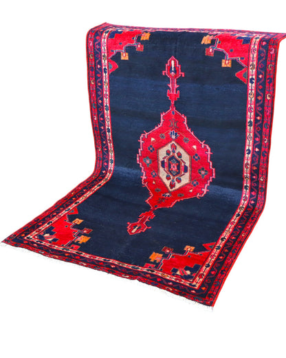 Tappeto Hamedan 200x119 cm, annodato a mano, con medaglione geometrico rosso, fondo blu notte e dettagli arancio.