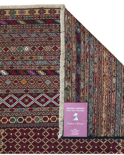 Tappeto Sumakh 184x126 cm con fondo bordeaux e motivi geometrici multicolori, annodato a mano, tradizione caucasica.