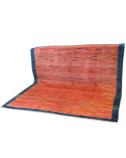 Tappeto Gabbeh persiano 268x229 cm con fondo rosso, bordo blu e dettagli lineari, tramato ed annodato a mano.