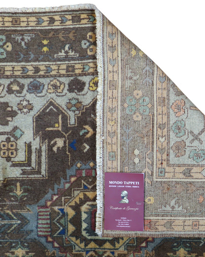 Tappeto Ziegler 175x210 cm, annodato a mano, con motivi geometrici e floreali stilizzati nei toni beige, marrone e blu.