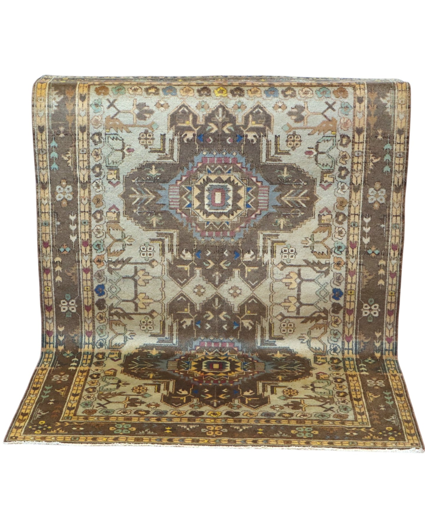 Tappeto Ziegler 175x210 cm, annodato a mano, con motivi geometrici e floreali stilizzati nei toni beige, marrone e blu.