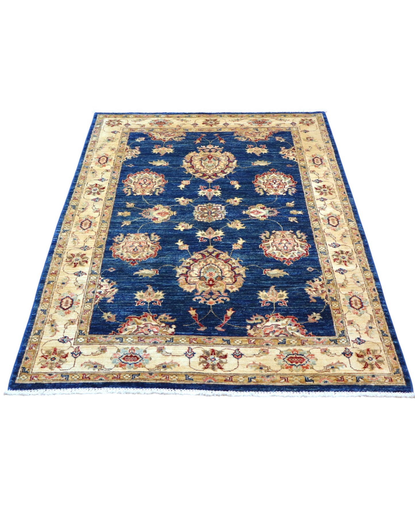Tappeto Ziegler 178x122 cm con motivo floreale su fondo blu scuro e bordura beige, ideale per arredamenti eleganti.