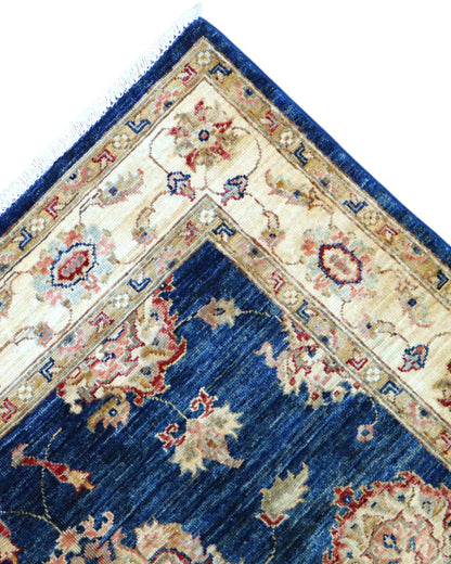 Tappeto Ziegler 178x122 cm con motivo floreale su fondo blu scuro e bordura beige, ideale per arredamenti eleganti.