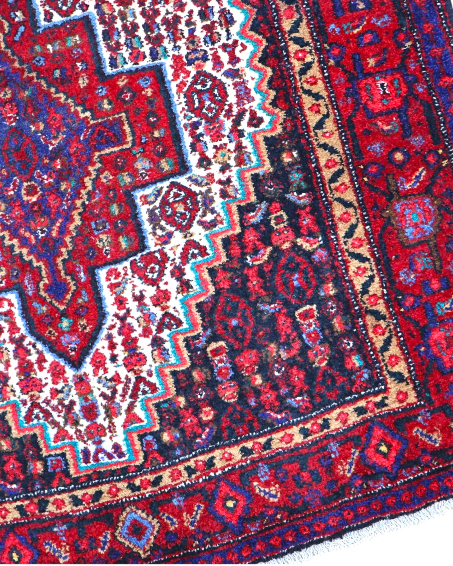 Tappeto Sanneh geometrico rosso 138x130 cm in camera da letto