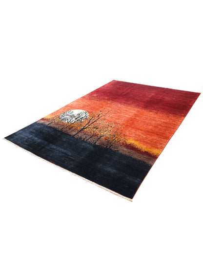 Tappeto Moderno persiano 300x243 cm con paesaggio al tramonto, fondo rosso e nero con alberi e luna bianca, tramato ed annodato a mano.