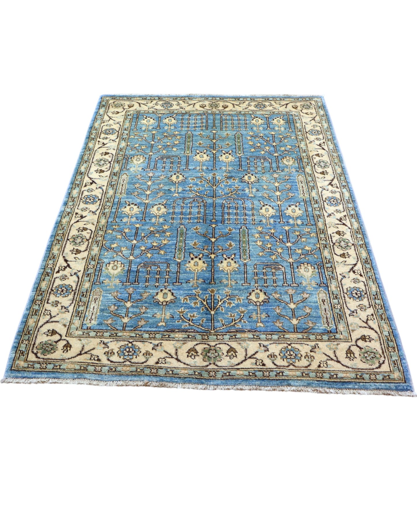 Tappeto Ziegler 188x123 cm con disegno floreale su fondo azzurro e bordura beige, perfetto per arredamenti eleganti e moderni.