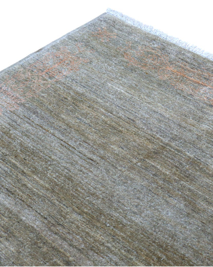 Tappeto Moderno 163x127 cm, lana annodata a mano, fondo grigio-marrone con decorazioni tono su tono aranciate.